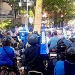 Pesta Juara Persib Sisakan Pecahan Botol dan Sampah di Sepanjang Jalur Konvoi