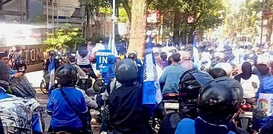 Pesta Juara Persib Sisakan Pecahan Botol dan Sampah di Sepanjang Jalur Konvoi