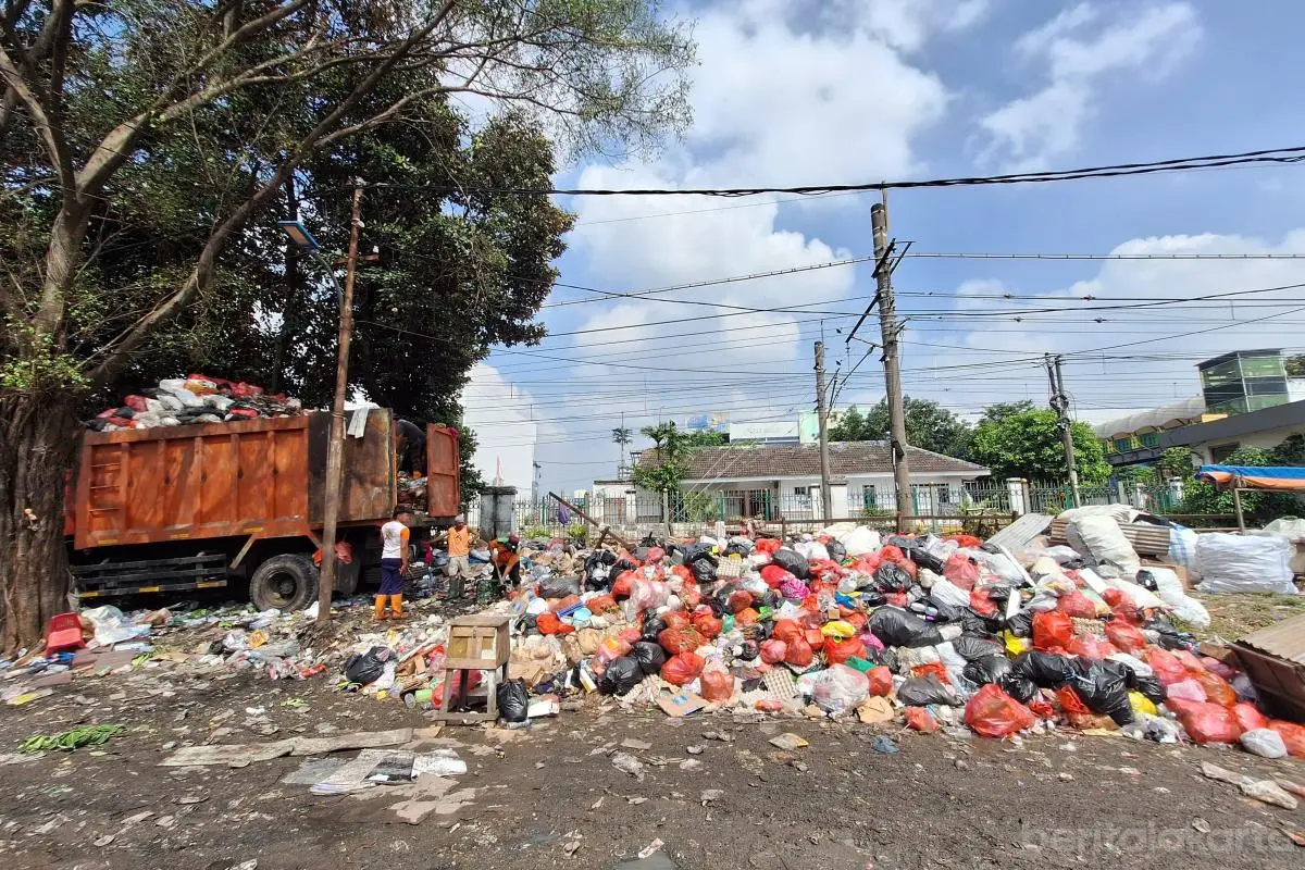 Sudin LH Jaksel Intensifkan Pengangkutan Sampah di TPS untuk Cegah Penumpukan