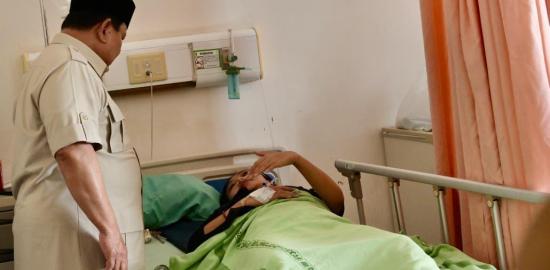 Presiden Prabowo Jenguk Korban Tabrakan KA di RSUD Bekasi