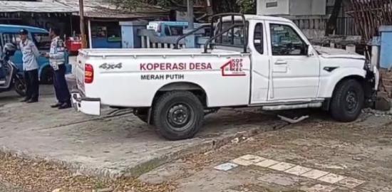 Mobil KDMP Tabrak Angkot di Karawang gegara Sopir Ngantuk, Sejumlah Orang Luka