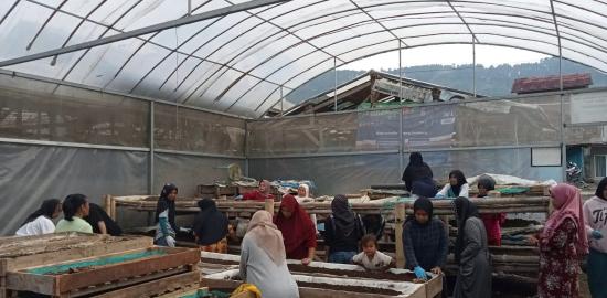 Nasabah PNM Mekaar di Bandung Barat Kembangkan Usaha lewat Sinergi Ultra Mikro BRI, Ubah Limbah Jadi Sumber Penghidupan