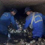 Pengerukan Saluran di Jalan Melawai I Angkat Tujuh Truk Sedimen