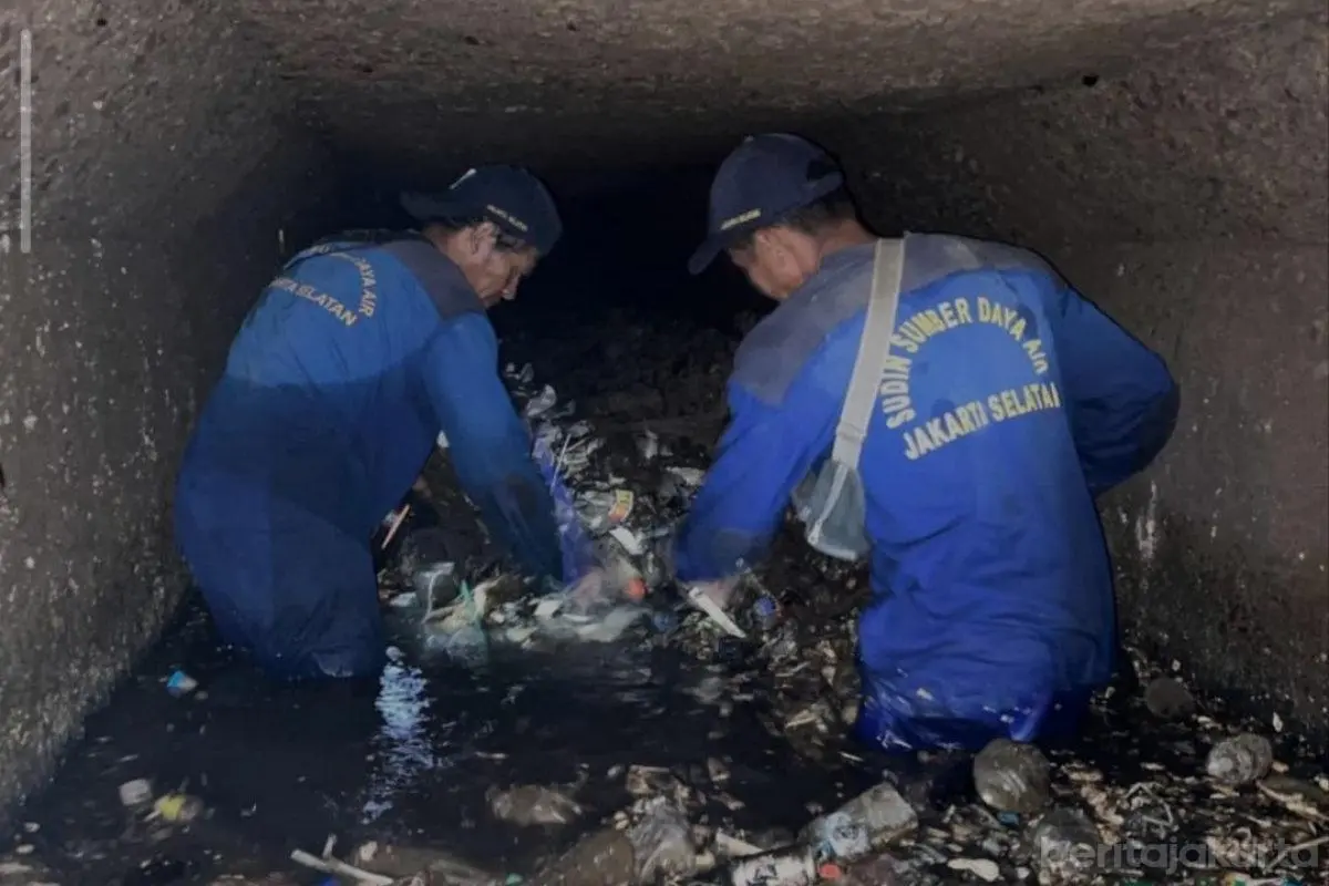 Pengerukan Saluran di Jalan Melawai I Angkat Tujuh Truk Sedimen
