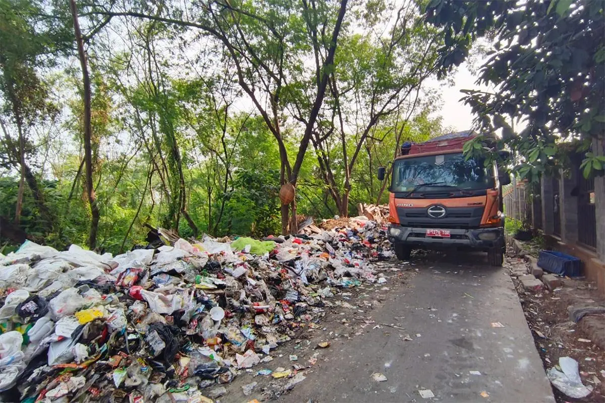 Tumpukan Sampah di Cakung Dibersihkan, Gubernur Ajak Warga Mulai Pilah Sampah