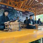 Pagelaran Harmoni Bambu Pasundan: Kesenian Awi Gabeng Memikat Warga Cikalongwetan