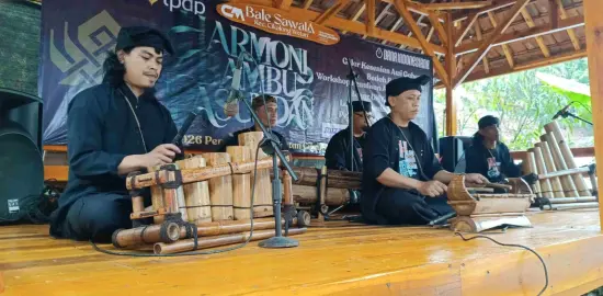 Pagelaran Harmoni Bambu Pasundan: Kesenian Awi Gabeng Memikat Warga Cikalongwetan