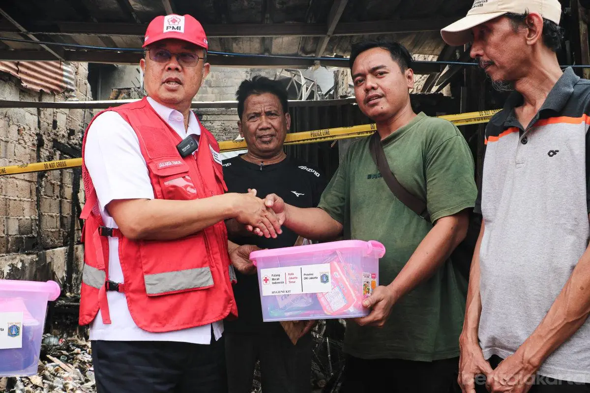 Sudinsos dan PMI Jaktim Berikan Bantuan Penyintas Kebakaran Pulo Gadung