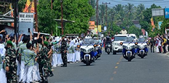 Meriah dan Penuh Kehangatan, Warga Pesisir Barat Sambut Kedatangan Presiden Prabowo