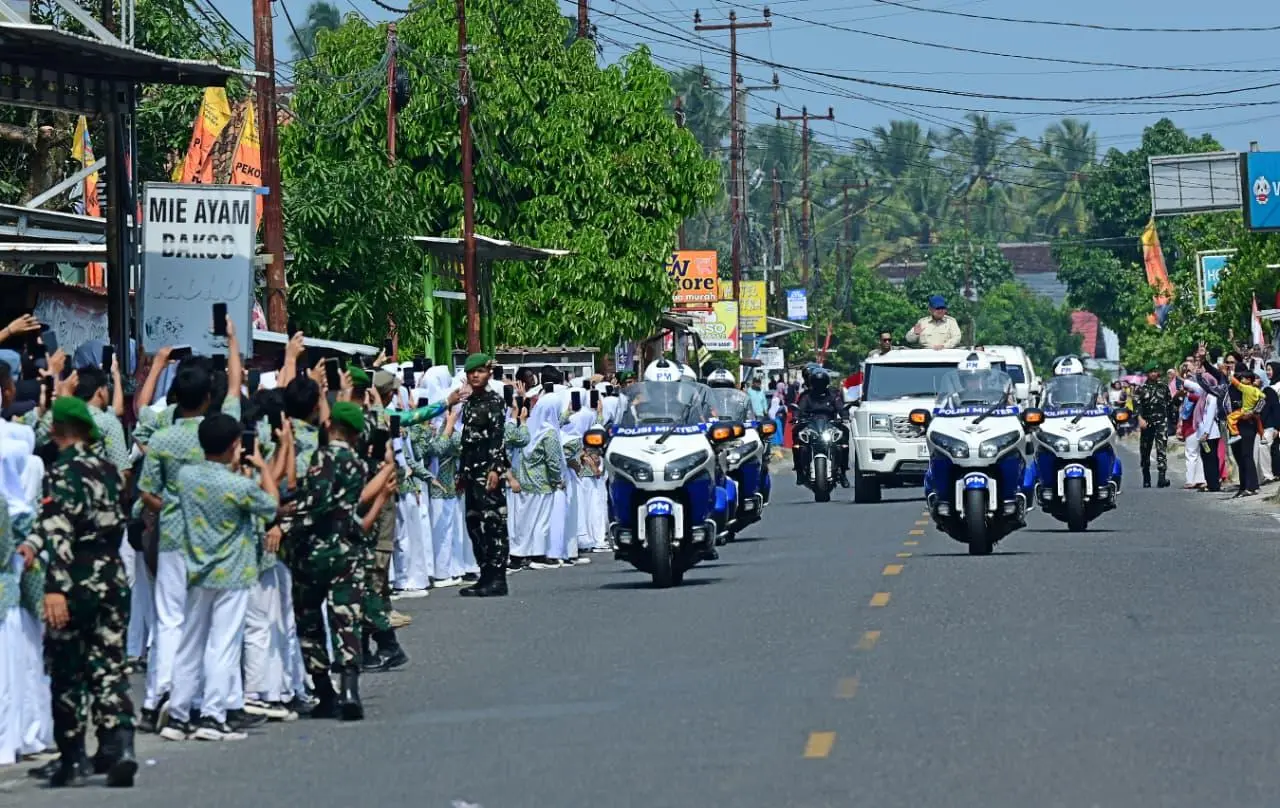 Meriah dan Penuh Kehangatan, Warga Pesisir Barat Sambut Kedatangan Presiden Prabowo