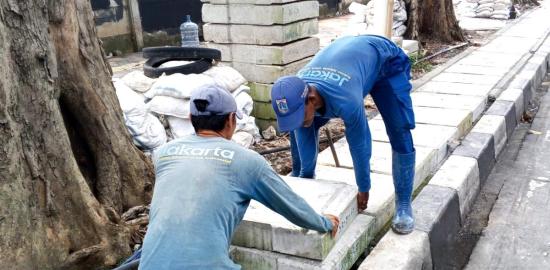 Pengurasan Saluran Air di Palmerah Utara untuk Mengatasi Banjir