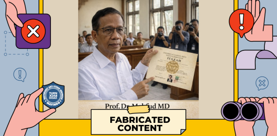[SALAH] Foto "Mahfud MD Tunjukkan Ijazah Palsu Jokowi di Persidangan"