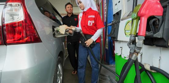 Memanfaatkan Krisis Harga Minyak: Penguatan Sektor “Natural Hedge” Indonesia