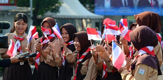 Antusiasme Siswa Sambut Kunjungan Kenegaraan Presiden Prancis
