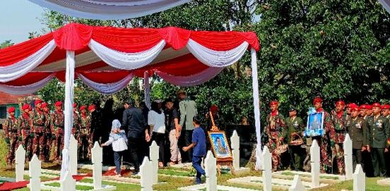 Panglima TNI Memimpin Pemakaman Mayor Zulmi di TMP Cikutra Bandung