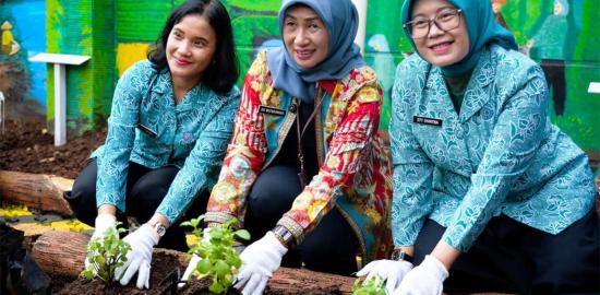 Iin Resmikan Urban Farming di Halaman Kantor Lurah Krukut