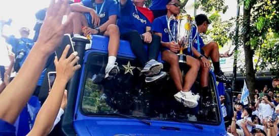 Lautan Bobotoh Padati Jalur Konvoi, Persib dan Bojan Hodak Disambut Bobotoh