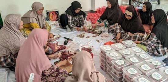 Sambut Iduladha, PLN UP2B Jawa Barat Tebar Berkah Daging untuk 106 Mustahik di Bandung