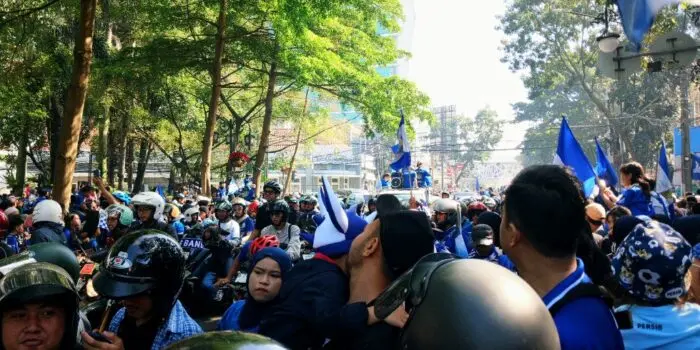 Bandung Membiru Sejak Pagi, Bobotoh Kuasai Jalanan Sambut Konvoi Juara Persib