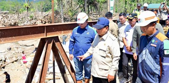 Presiden Prabowo Tinjau Pembangunan Jembatan Bailey Sungai Garoga di Tapanuli Selatan