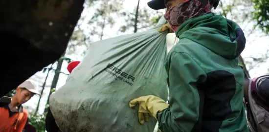 Relawan Angkut 6 Ton Sampah dari Kawasan Megamendung