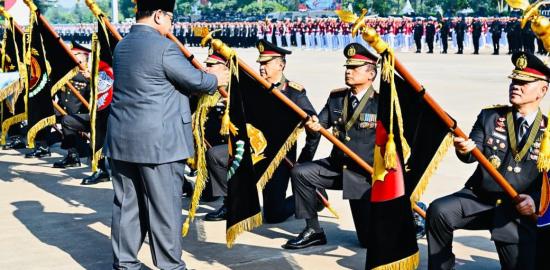 Presiden Prabowo Anugerahkan Tanda Kehormatan dan Pangkat Istimewa kepada Jajaran Polri