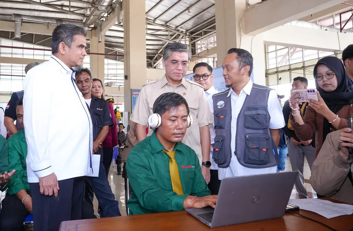 Menaker Yassierli Tinjau Posko Peduli K3 Mudik, Pastikan Awak Angkutan Sehat demi Mudik Aman