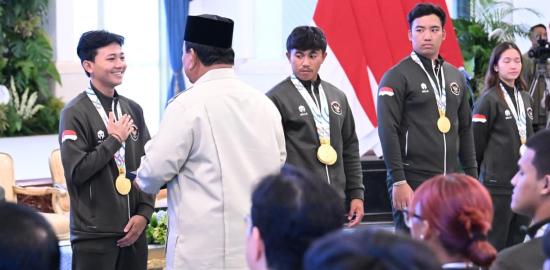 Momen Haru di Istana: Dari Kado Ulang Tahun Hingga Perjuangan Atlet Hamil di Hadapan Presiden Prabowo
