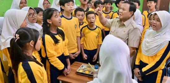 Presiden Prabowo Tinjau Pelaksanaan Program MBG di SMPN 111 Jakarta
