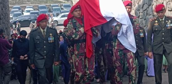 Prajurit TNI Gugur di Lebanon, Mayor Zulmi Aditya Iskandar Dimakamkan di Taman Makam Pahlawan Cikutra
