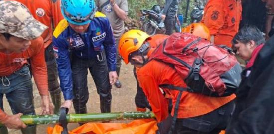 2 Wisatawan asal Karawang Tewas Tertimbun Longsor di Curug Cileat Subang
