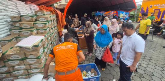 2.658 Warga Cipinang Terima Bantuan Pangan