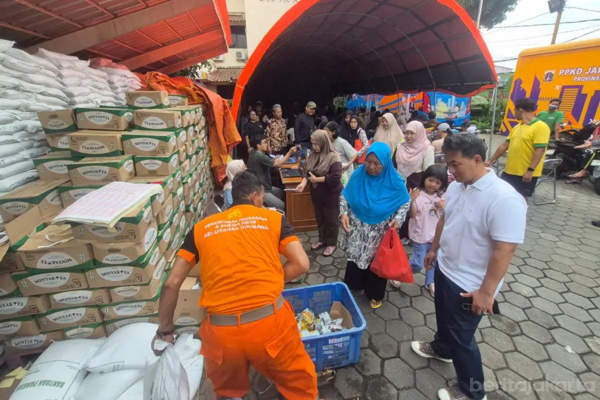 2.658 Warga Cipinang Terima Bantuan Pangan