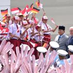Lambaian Bendera dan Senyum Ceria Warnai Antusiasme Pelajar Sambut Presiden Jerman di Istana Merdeka