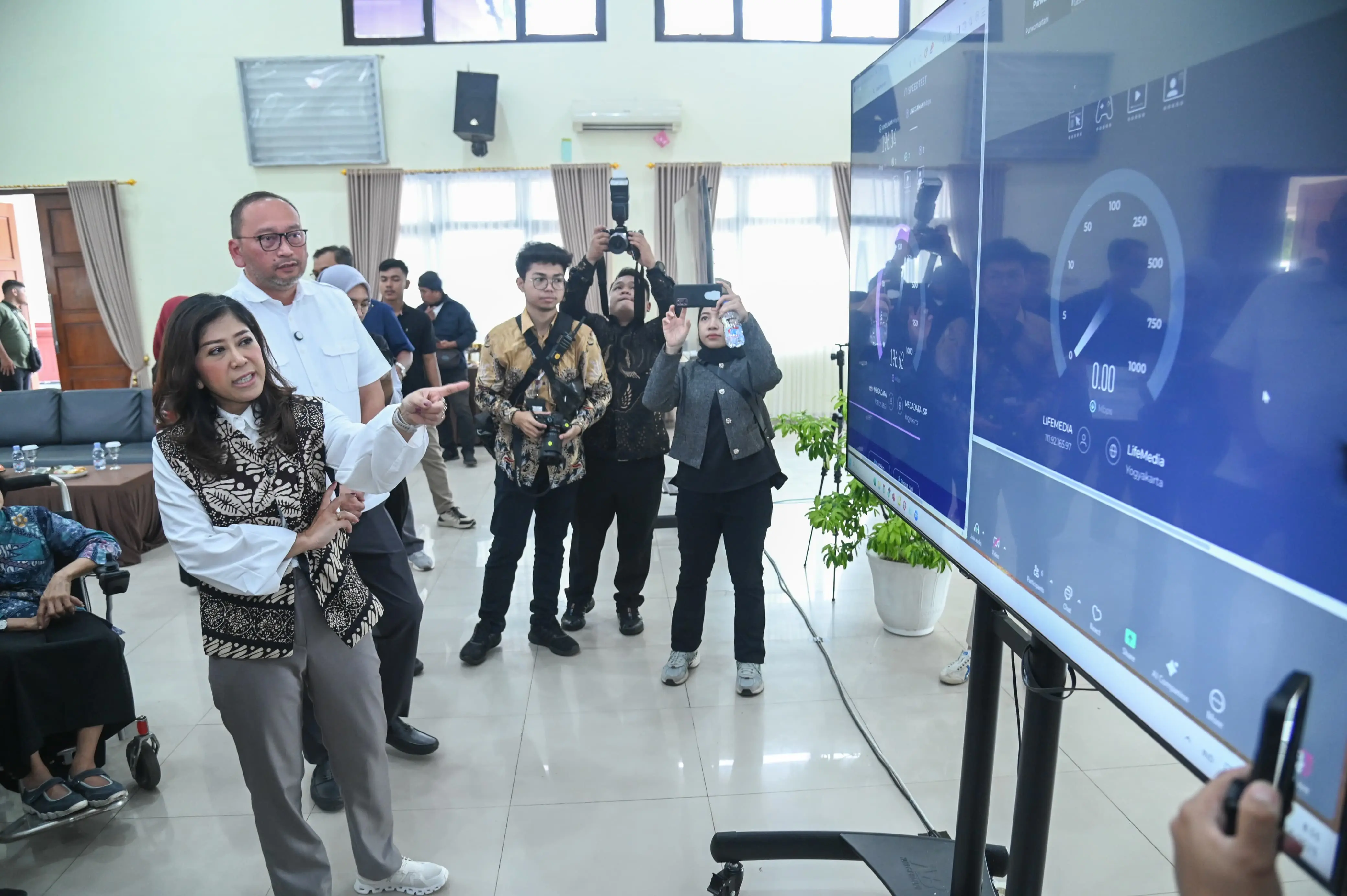 Menkomdigi Sambungkan Internet Cepat untuk Sekolah Rakyat di Yogyakarta