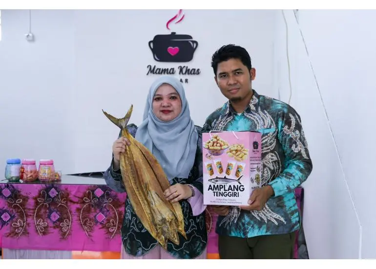 Menteri Maman Re-Opening Toko Mama Khas Banjar dan Ajak UMKM Patuhi Aturan