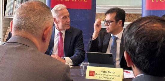 Perkuat Fondasi Digital Nasional, Wamen Komdigi Ajak Asia House Kolaborasi Wujudkan Visi 2045