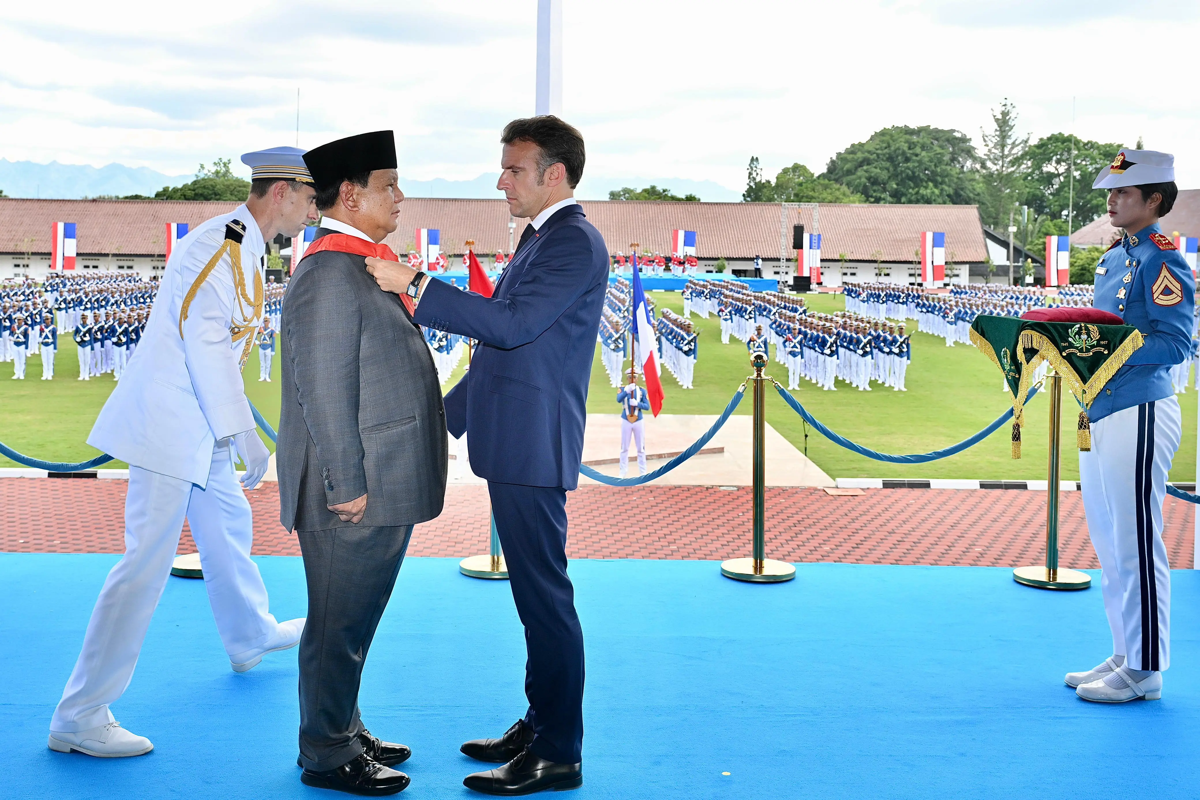 Presiden Macron Anugerahkan Grand Croix de la Légion d’Honneur kepada Presiden Prabowo