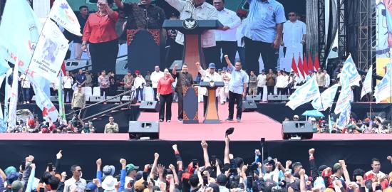 Presiden Prabowo Hadiri Peringatan Hari Buruh Internasional di Monas