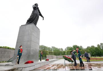 Presiden Prabowo Subianto Letakkan Karangan Bunga di Piskarovskoye Memorial, Hormati Jutaan Korban Perang Dunia II