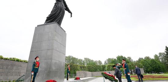 Presiden Prabowo Subianto Letakkan Karangan Bunga di Piskarovskoye Memorial, Hormati Jutaan Korban Perang Dunia II