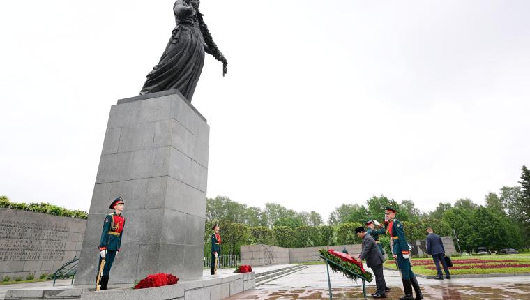 Presiden Prabowo Subianto Letakkan Karangan Bunga di Piskarovskoye Memorial, Hormati Jutaan Korban Perang Dunia II