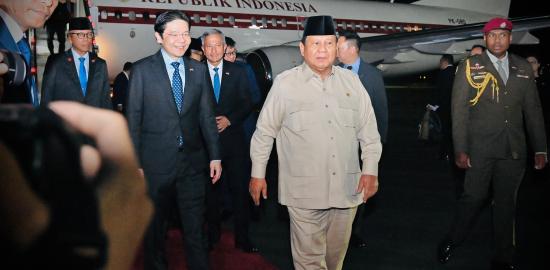 Tiba di Singapura, Presiden Prabowo Disambut PM Lawrence Wong