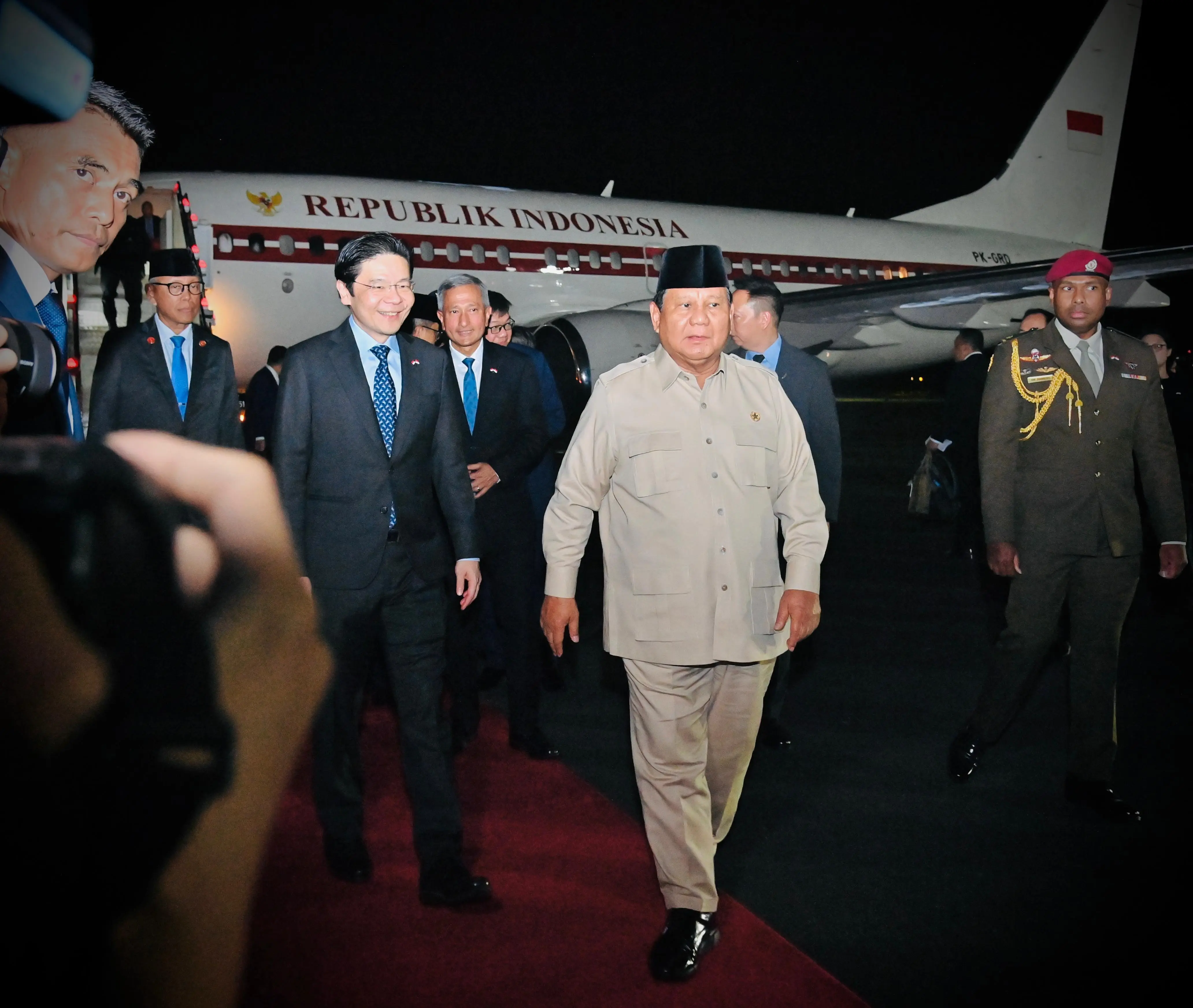 Tiba di Singapura, Presiden Prabowo Disambut PM Lawrence Wong