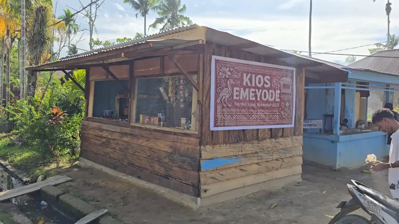 Presiden Prabowo Beri Perhatian Peningkatan Ekonomi, Keluarga Gogoba di Sorong Dibantu Pendirian Kios Sembako