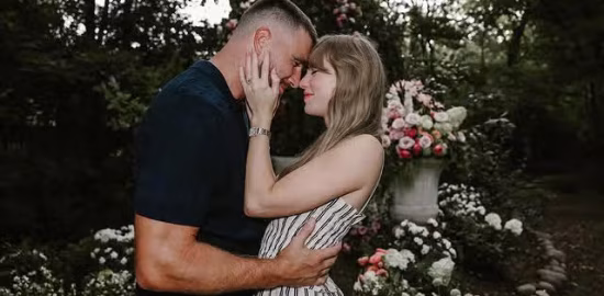 Taylor Swift dan Travis Kelce Umumkan Pertunangan